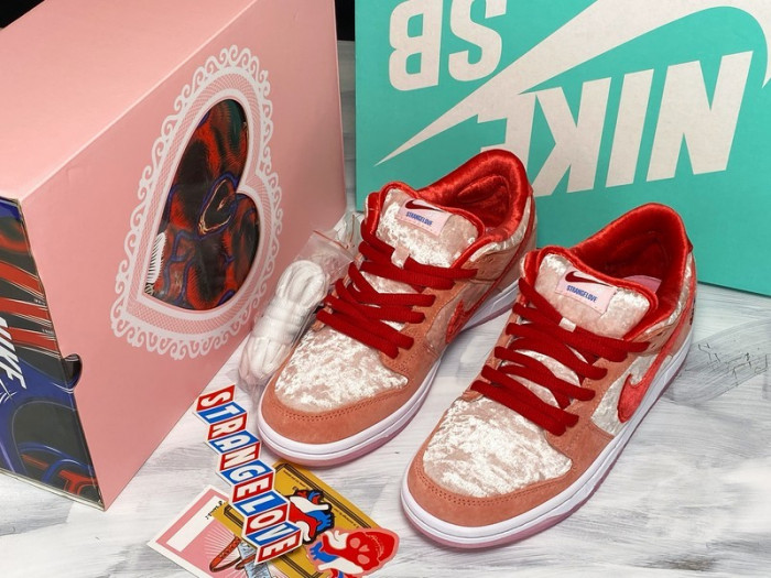 nike sb dunk low strangelove skateboards ct2552-800