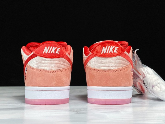 nike sb dunk low strangelove skateboards ct2552-800