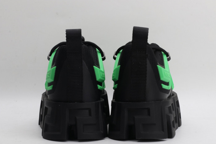 vers sneakers